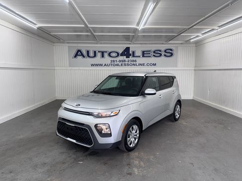 Used 2020 Kia Soul LX image 1