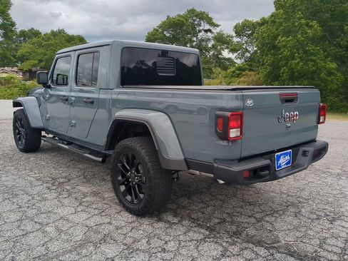 Used 2024 Jeep Gladiator Sport AWD/4WD image 5