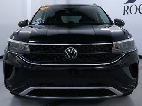 Used 2023 Volkswagen Taos SE w/ Panoramic Sunroof Package AWD/4WD image 2