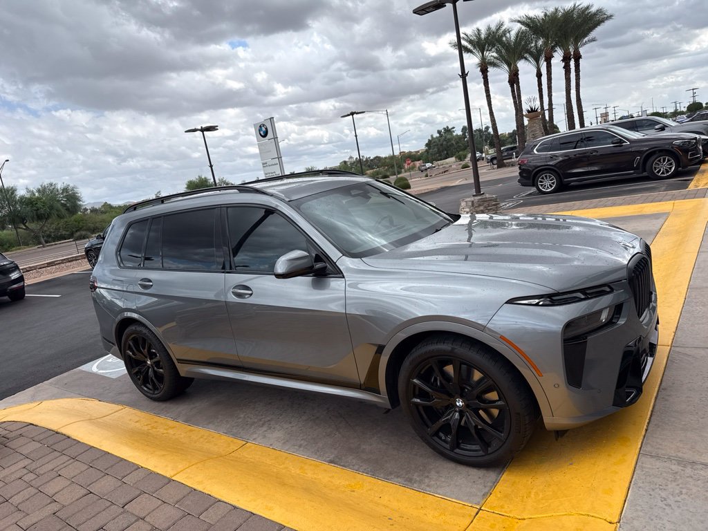 Used 2025 BMW X7 xDrive40i w/ M Sport Package AWD/4WD image 4