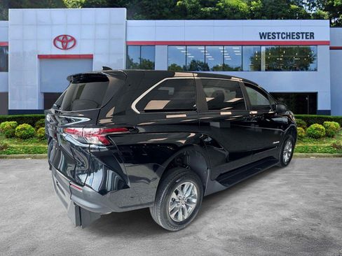 Used 2026 Toyota Sienna LE FWD image 7