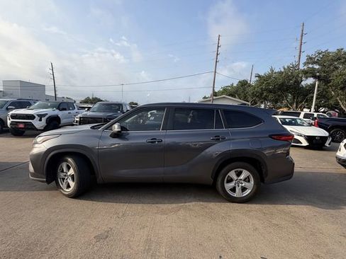 Used 2023 Toyota Highlander LE FWD image 8