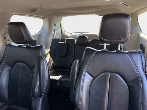 Used 2022 Chrysler Pacifica Touring-L image 16