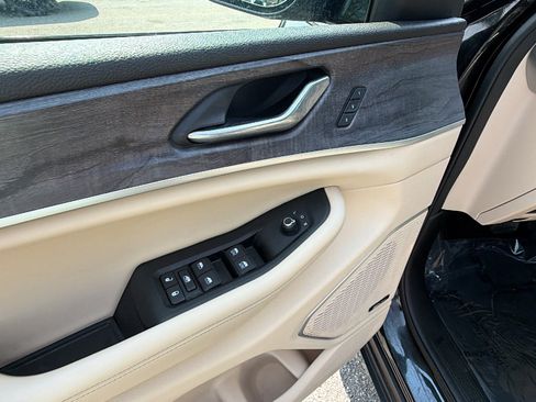 Used 2025 Jeep Grand Cherokee Limited w/ Luxury Tech Group II AWD/4WD image 15
