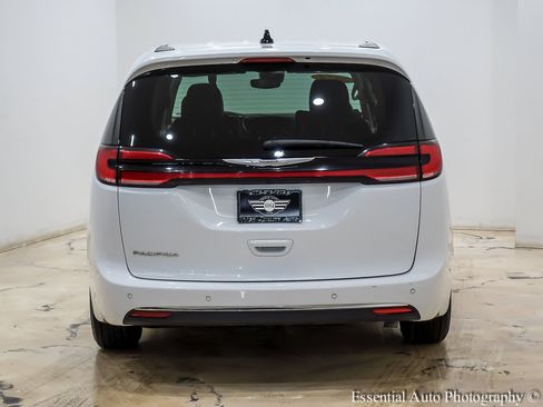 Used 2024 Chrysler Pacifica Touring-L image 7