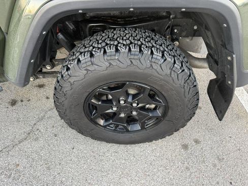 Used 2021 Jeep Gladiator Willys image 6