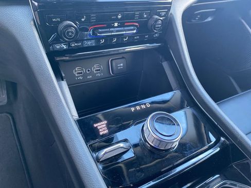 Used 2023 Jeep Grand Cherokee Limited w/ Black Appearance Package image 27