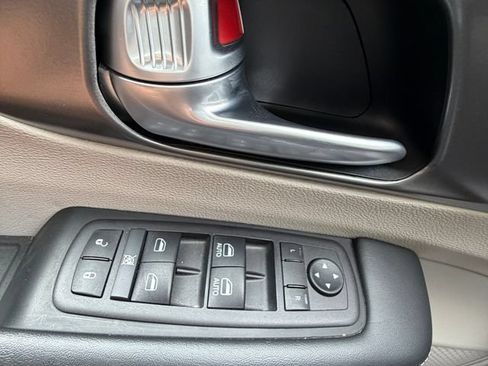 Used 2024 Chrysler Pacifica Touring-L FWD image 14