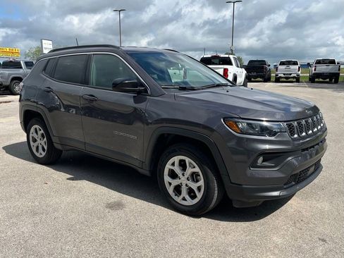 Used 2024 Jeep Compass Latitude AWD/4WD image 3