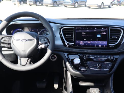 Used 2025 Chrysler Pacifica Limited FWD image 15