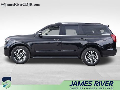 Used 2025 Ford Expedition Active AWD/4WD image 2