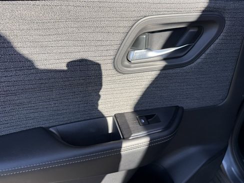 Used 2023 Nissan Rogue SV image 32