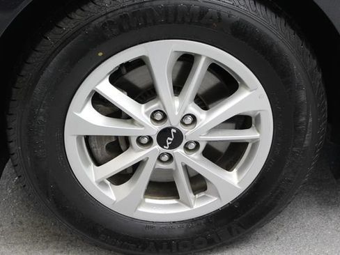 Used 2024 Kia Carnival LX FWD image 12