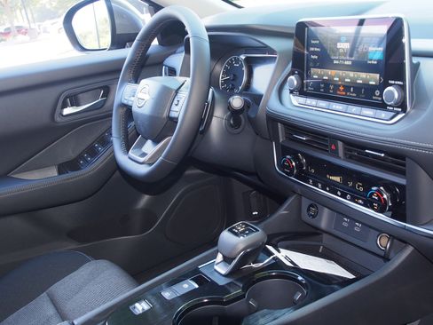 Used 2026 Nissan Rogue SV image 10