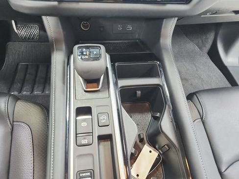 Used 2025 Nissan Pathfinder SL FWD image 24