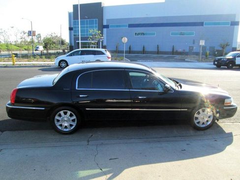 Used 2011 Lincoln Town Car Executive L image 7