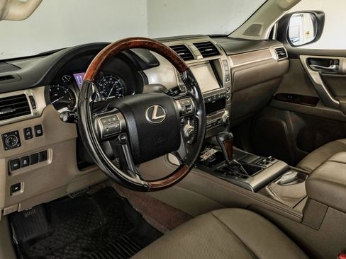 Used 2017 Lexus GX 460 image 2