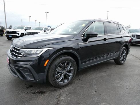 Used 2022 Volkswagen Tiguan SE w/ Panoramic Sunroof Package image 8