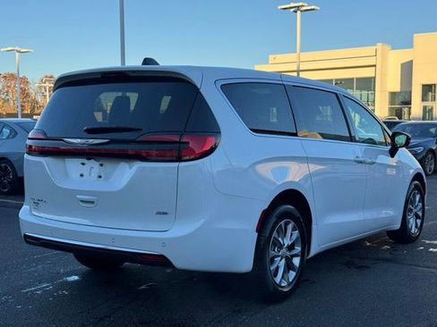 New 2026 Chrysler Pacifica Select image 4
