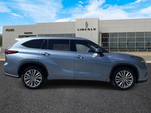 Used 2022 Toyota Highlander Platinum FWD image 2