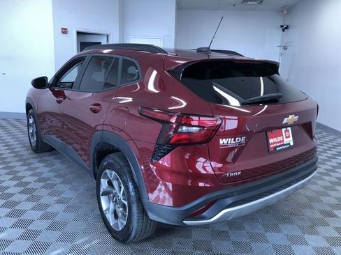 Used 2025 Chevrolet Trax LT w/ LT Convenience Package image 13