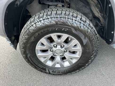 Used 2018 Toyota Tacoma SR5 RWD image 12