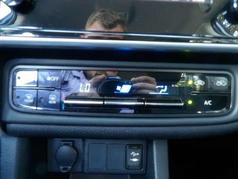 Used 2017 Toyota Corolla LE w/ Carpet Mat Package (TMS) FWD image 23