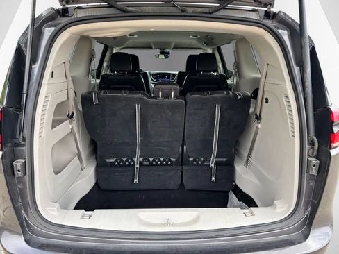 Used 2023 Chrysler Pacifica Touring-L FWD image 32