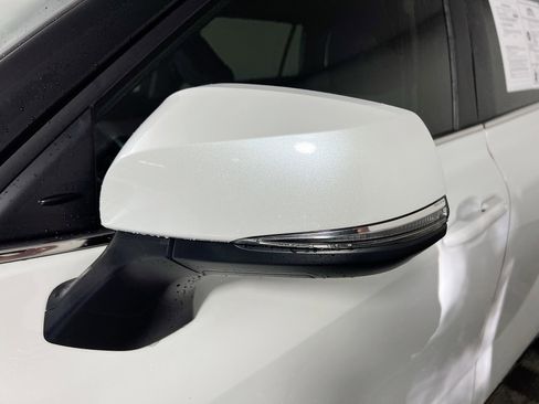 Used 2023 Toyota Highlander Bronze Edition image 13