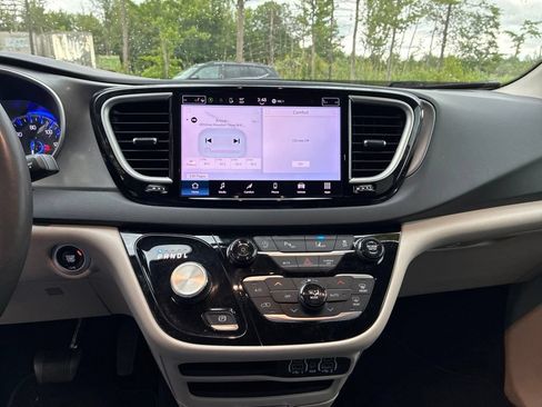 Used 2024 Chrysler Pacifica Touring-L FWD image 16