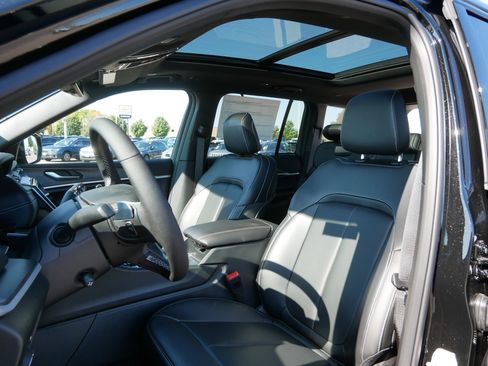 New 2025 Jeep Grand Cherokee Limited image 4