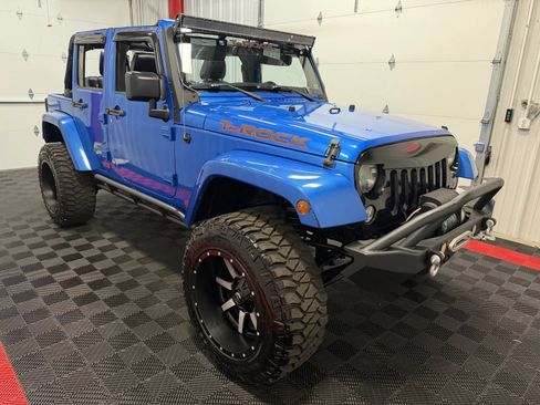 Used 2015 Jeep Wrangler Unlimited Sahara w/ Max Tow Package AWD/4WD image 4