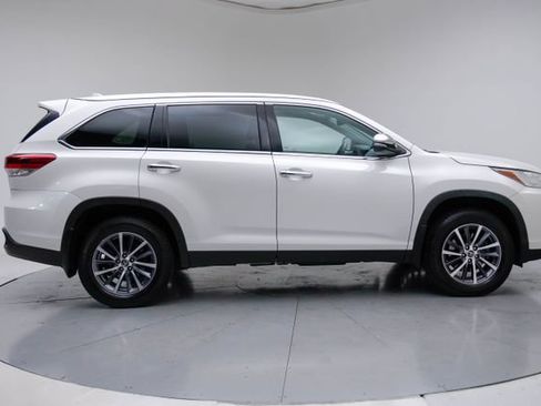 Used 2019 Toyota Highlander XLE AWD/4WD image 6