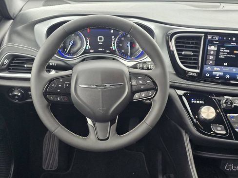 Used 2025 Chrysler Pacifica Limited FWD image 15