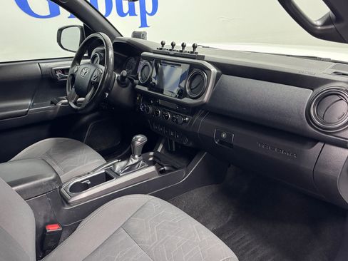 Used 2016 Toyota Tacoma TRD Off-Road w/ Premium & Technology Package image 11