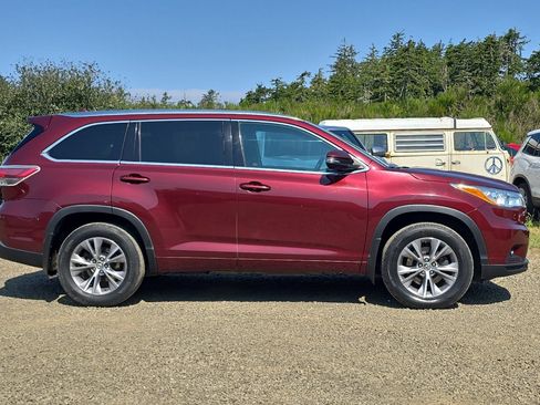 Used 2014 Toyota Highlander XLE w/ Preferred Accessory Package AWD/4WD image 3