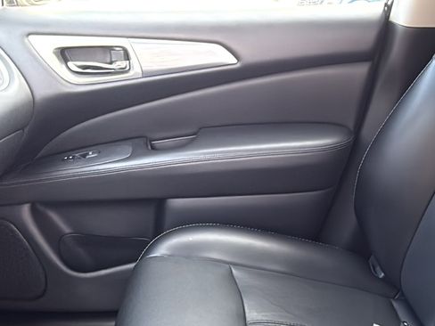 Used 2020 Nissan Pathfinder SL image 18