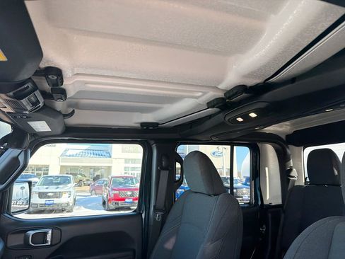 Used 2025 Jeep Gladiator Sport image 20