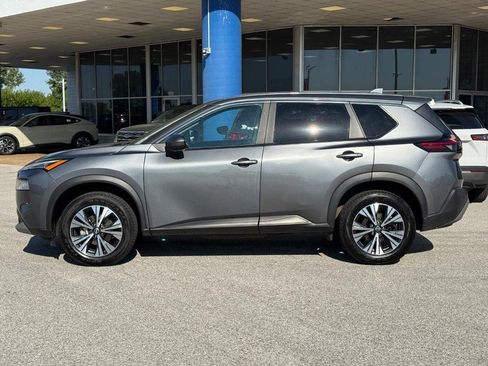 Used 2023 Nissan Rogue SV image 2
