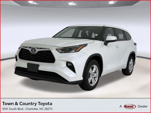 Used 2025 Toyota Highlander LE FWD image 1