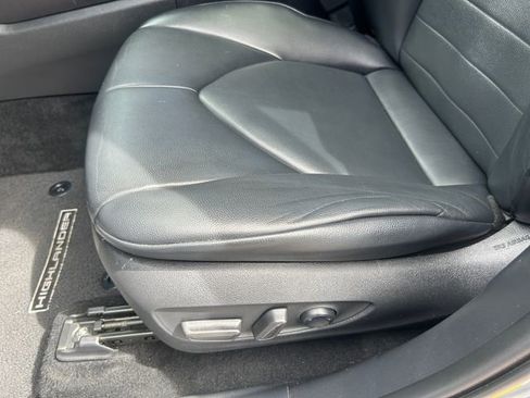 Used 2021 Toyota Highlander XLE FWD image 25