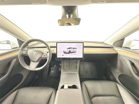 Used 2023 Tesla Model Y Long Range image 3