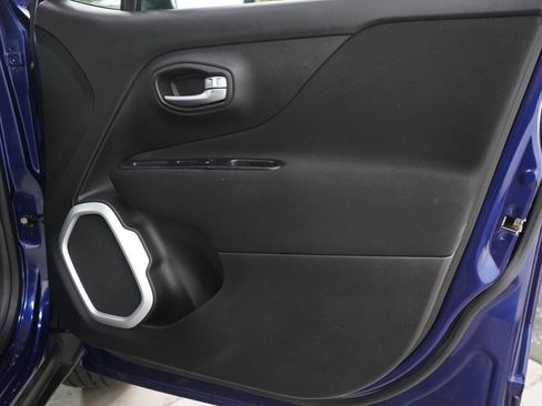 Used 2018 Jeep Renegade Latitude w/ Cold Weather Group AWD/4WD image 9