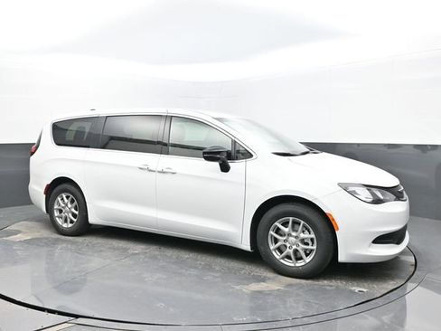 New 2026 Chrysler Voyager LX image 7