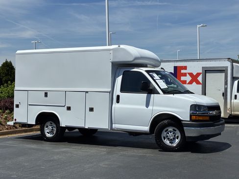 Used 2025 Chevrolet Express 3500 w/ Power Convenience Package RWD image 3