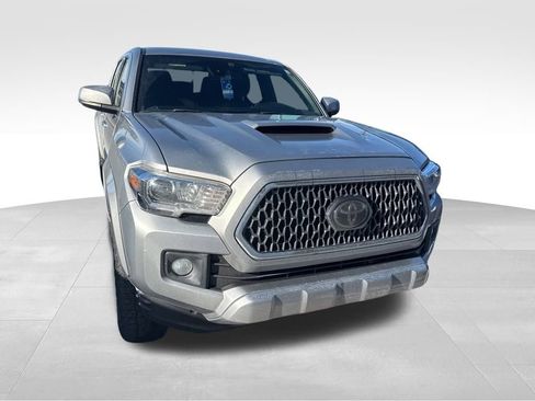 Used 2019 Toyota Tacoma TRD Sport image 3