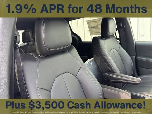 New 2026 Chrysler Pacifica Select AWD/4WD image 26