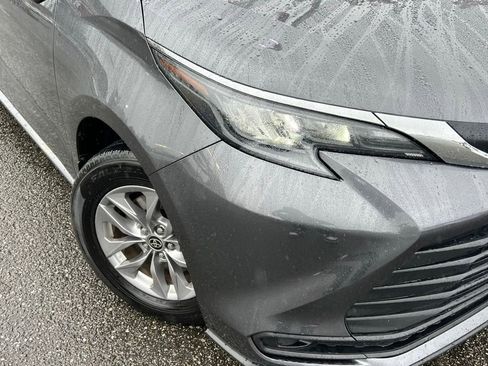 Used 2025 Toyota Sienna LE AWD/4WD image 2