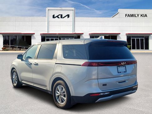 Used 2023 Kia Carnival LX FWD image 4