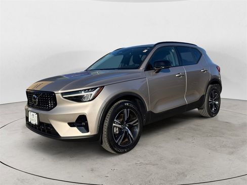 Certified 2023 Volvo XC40 B5 Plus w/ Climate Package image 2